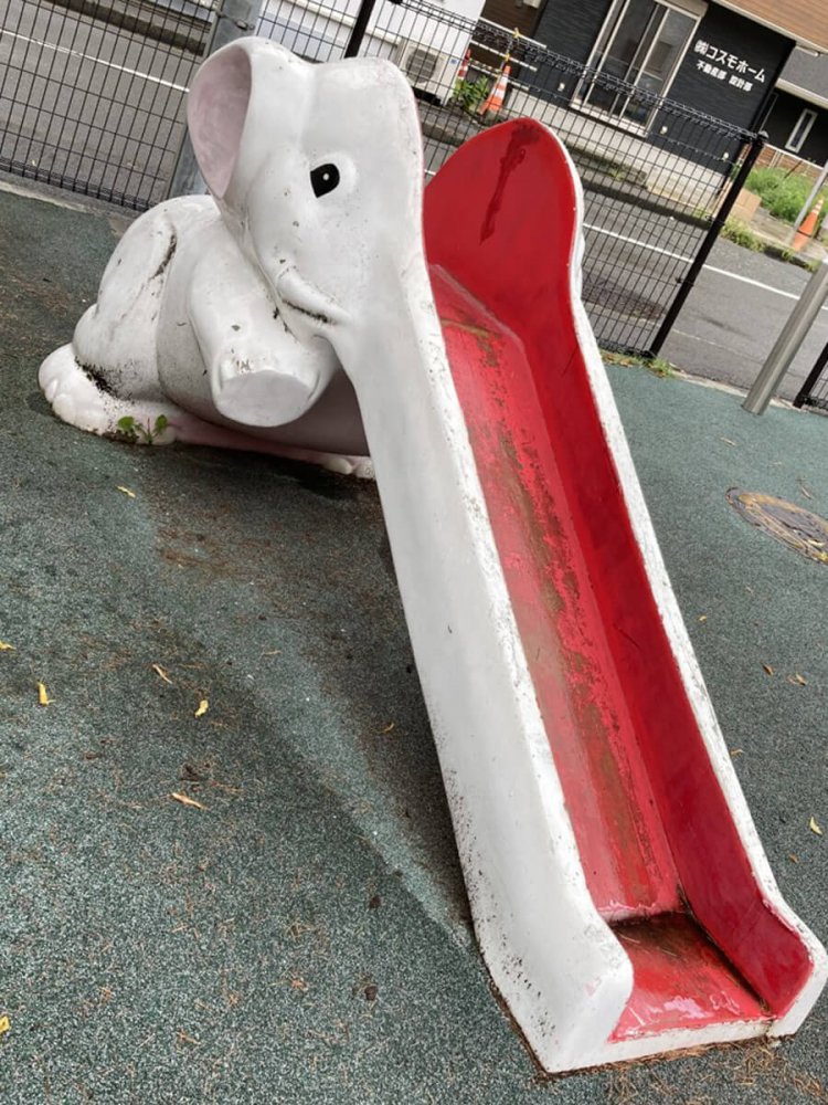 口の中を赤で塗ったりすることの延長線上なのかもしれないが、やはり怖い（横須賀・汐入公園）。