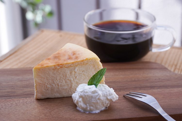 オヤツハイツのチーズケーキ（プレーン）350円、コーヒー250円。