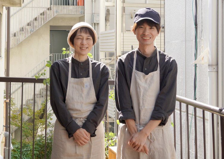 妻の歌代さんと店主の雄太さん。