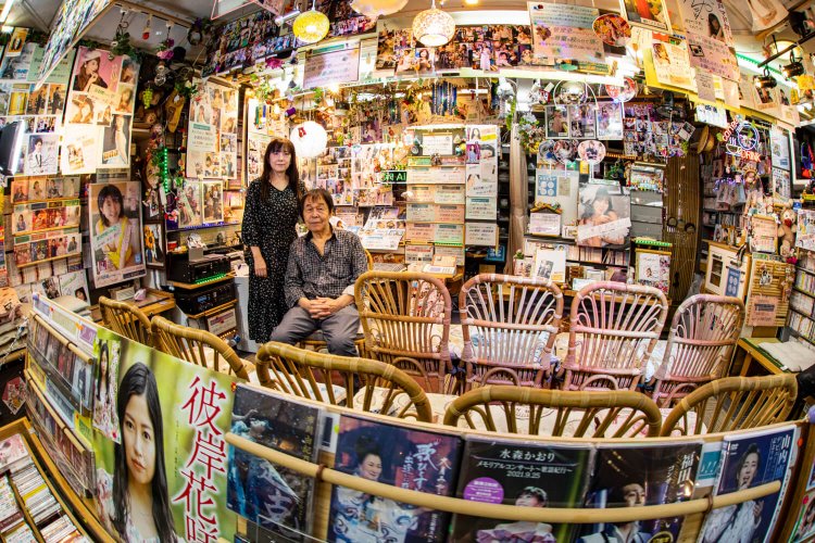 情報量に溢れる演歌専門CDショップ『中野名曲堂』。