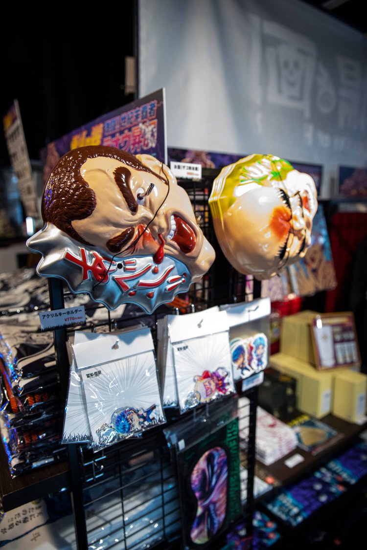 インパクト大の『墓場の画廊』「北斗の拳」の展示棚。（「北斗の拳」©武論尊・原哲夫／コアミックス 1983）