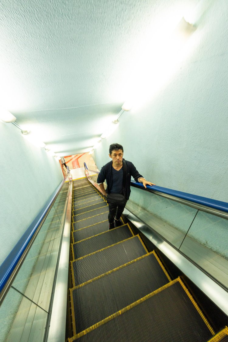 1階の南北に3階直通のエスカレーターが2機。メインストリートからアクセスがいいため、3階は2階より分譲価格が高いらしい。「うっかり乗って混乱する人をひんぱんに見かけます」。