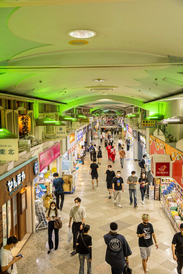 渡り廊下から1階メイン通りを見下ろすと、吹き抜けで開放的。かつて“東洋一のビルディング”と称された所以が垣間見える。