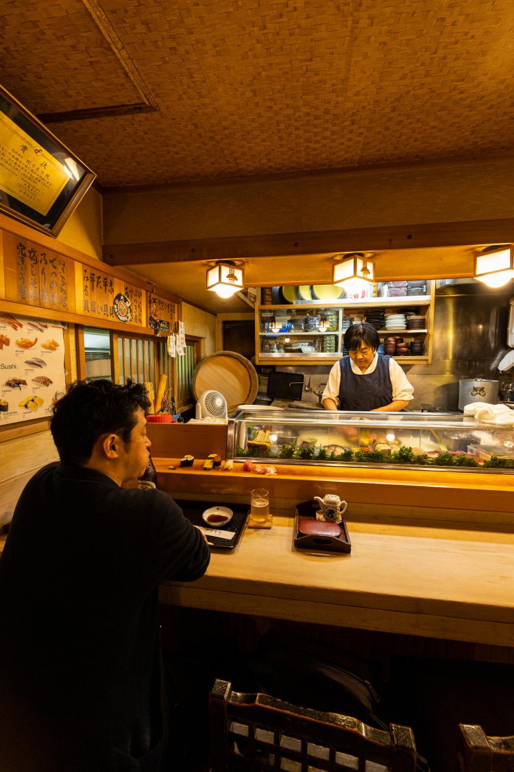 『松栄寿司』。長谷川さん「ここで一杯飲みながら原稿のチェックをするんです」。