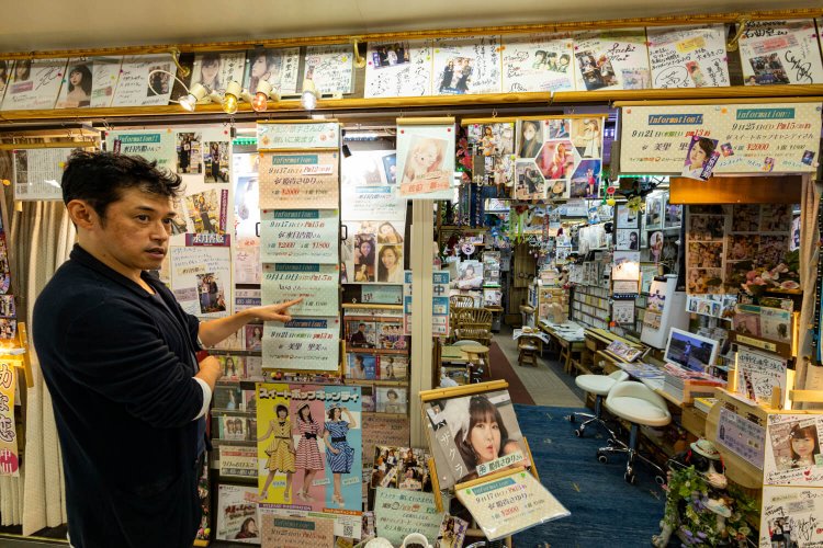 長谷川さん「店内の棚や椅子、ステージは店主の朝倉さんのDIYなんですよ」。