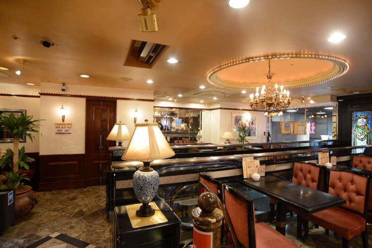 シャンデリアが飾られ、ゴージャスな内装が特徴的。