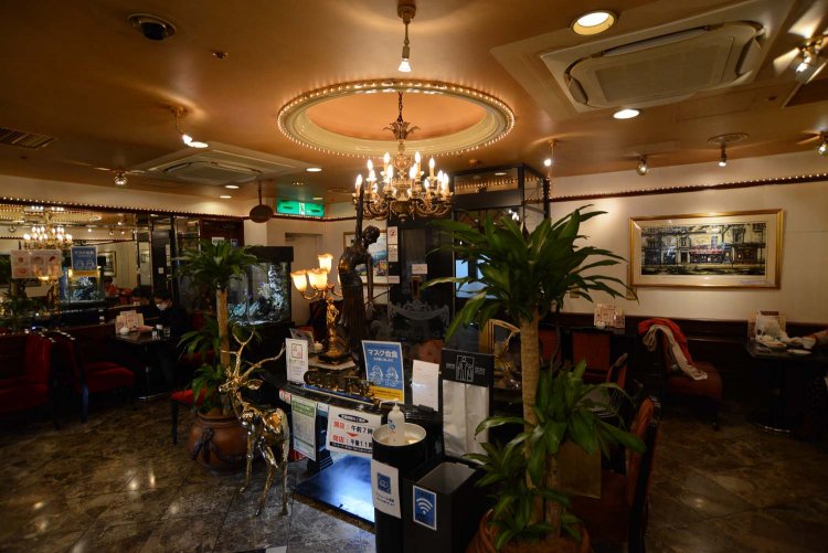 派手で豪華さを感じさせる店内。