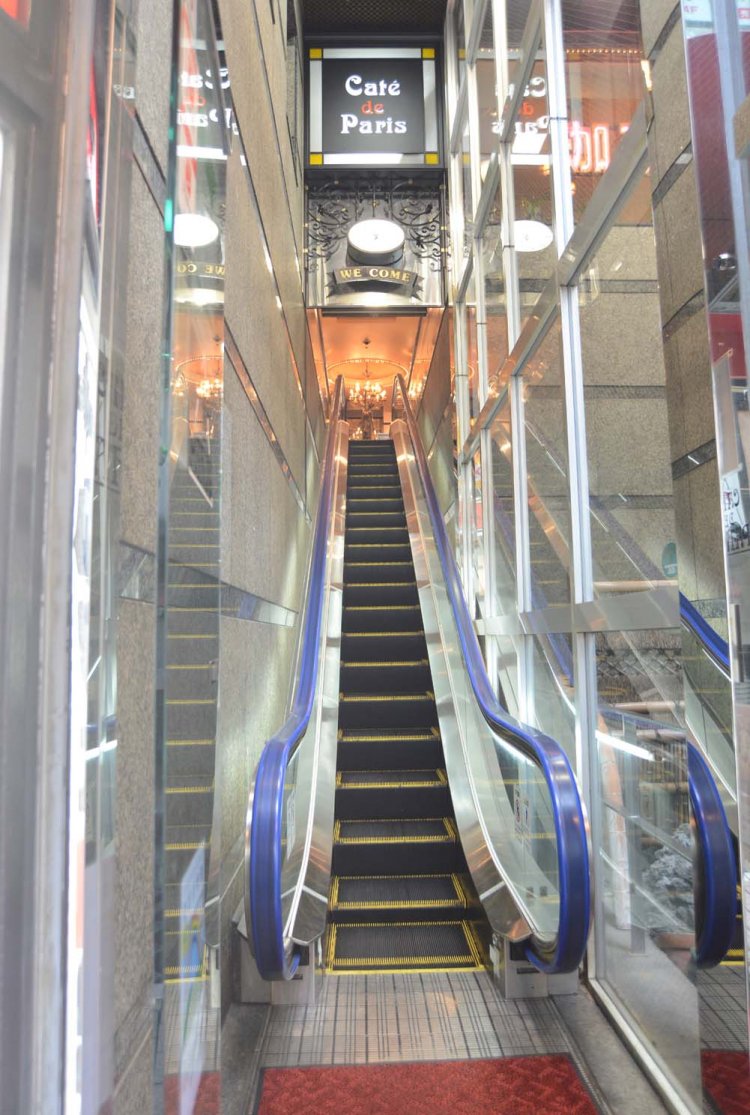 観音開きの自動ドアとエスカレーター。このエントランスを利用するだけでワクワク。