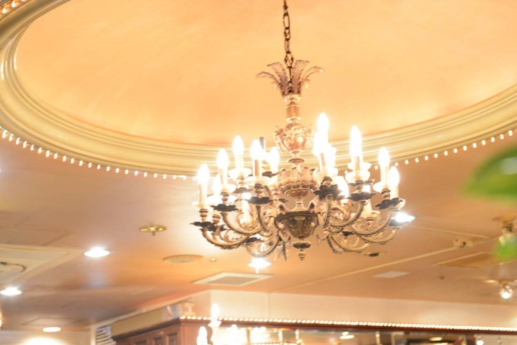 天井にはいくつものシャンデリアがある。