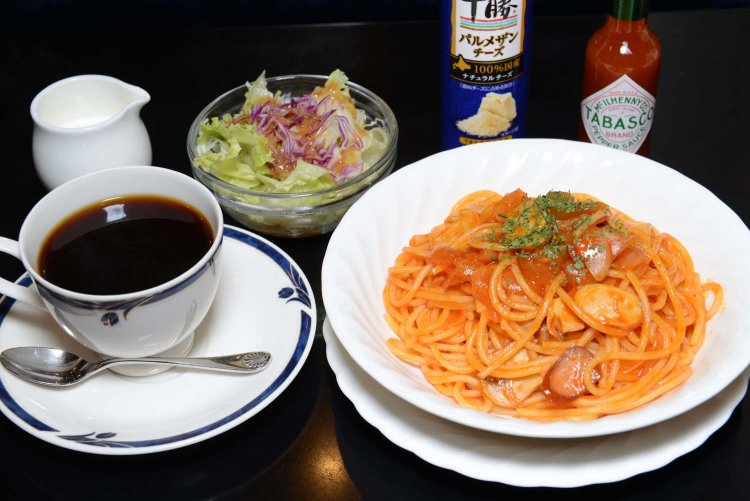 セット970円は、サラダとドリンク（コーヒーまたは紅茶）がつく。