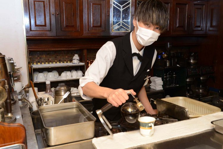 ストレートコーヒーは、ハンドドリップで淹れる。