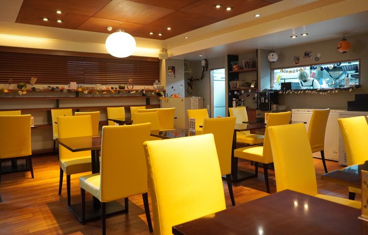 半地下にあり、落ち着いた照明の店内。