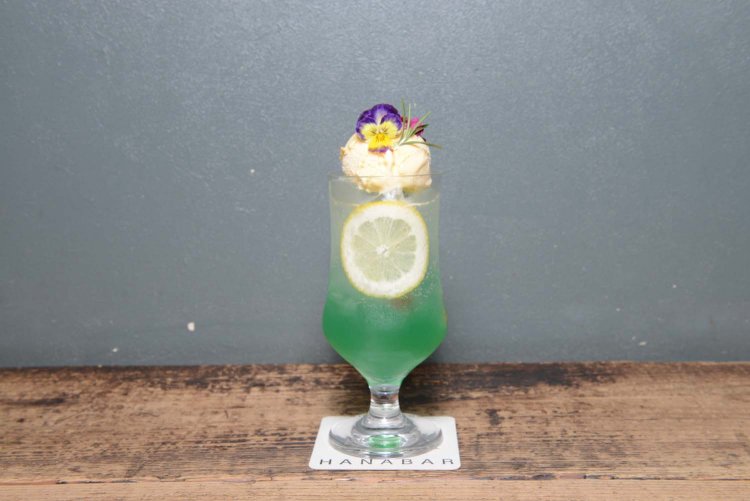 爽やかなソーダがソフトクリームによってだんだんと甘くなり、味の変化も楽しめるアイマツリカ。