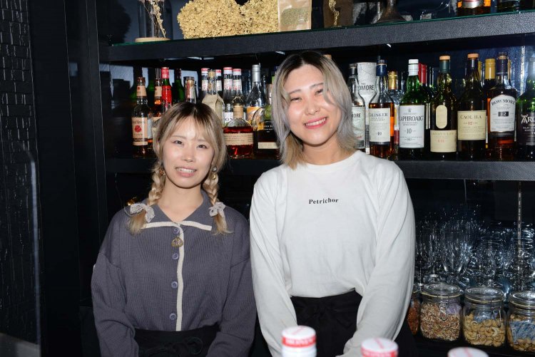 店長の倉澤音々さん（右）とスタッフの株本奈緒さん。