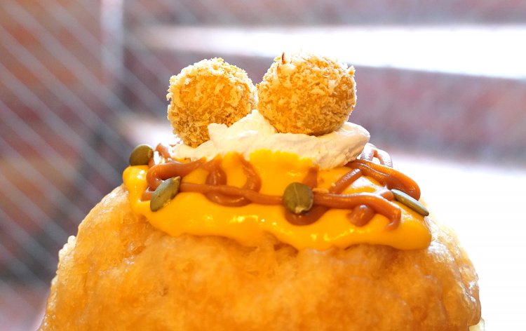 小さなかぼちゃのコロッケがちょこんと2つのる。