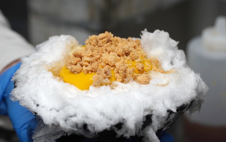 1回目のかき氷の上にトッピングを入れたところ。カボチャのペーストと砕いたクッキー生地のクランブルが見える。