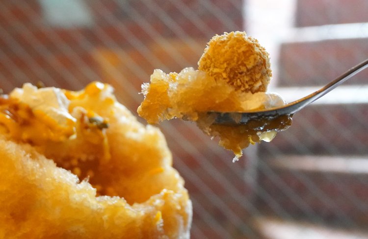 コロッケは揚げたてで熱々。