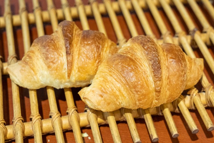 フランス産発酵バターを使ったロイヤルクロワッサンは食感サクサク。