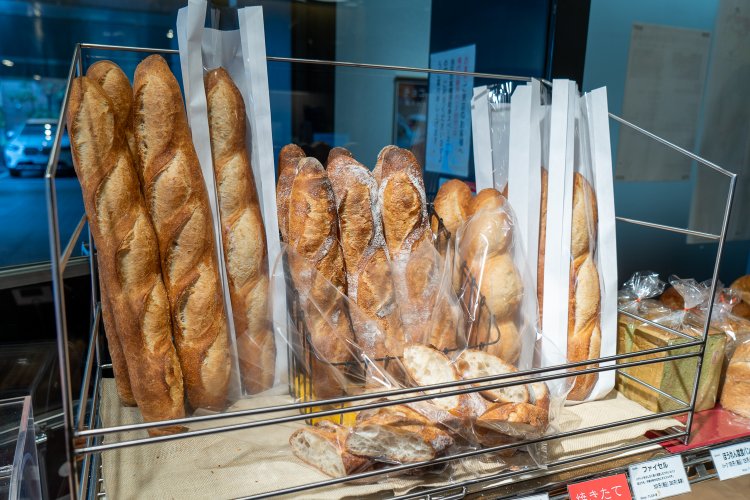 左からバゲット、低温長時間発酵バゲット、フィアセル。いずれも303円。