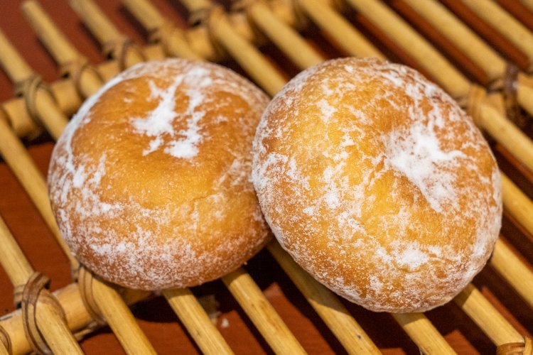 「アンドがうまいのよ」と高世さんが言うあんどーなつは206円。もっちりした生地の中にこしあんが詰まっていて食べ応えも◯。