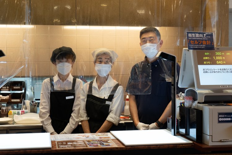 専務取締役の高世英司さん（右）とスタッフのみなさん。