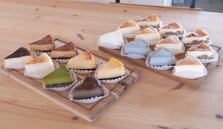 青はハーブのバタフライピーの色。ミントも配合されたさわやかなチーズケーキだ。