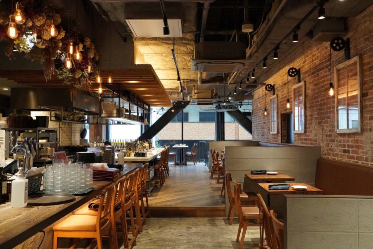 天井が高く、その上奥行きもあり、広い店内に圧倒される。ビルの中にある店舗なのに、圧迫感は一切感じない。