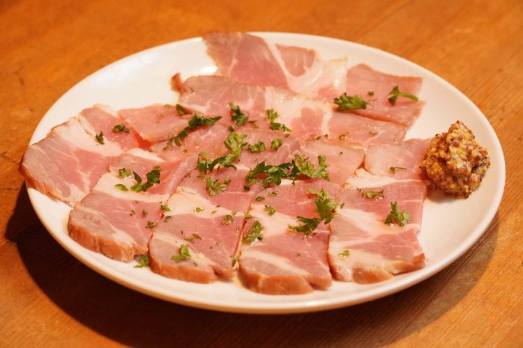 脂身がほどよくジューシーで旨みが凝縮している、自家製ハムのスライス。