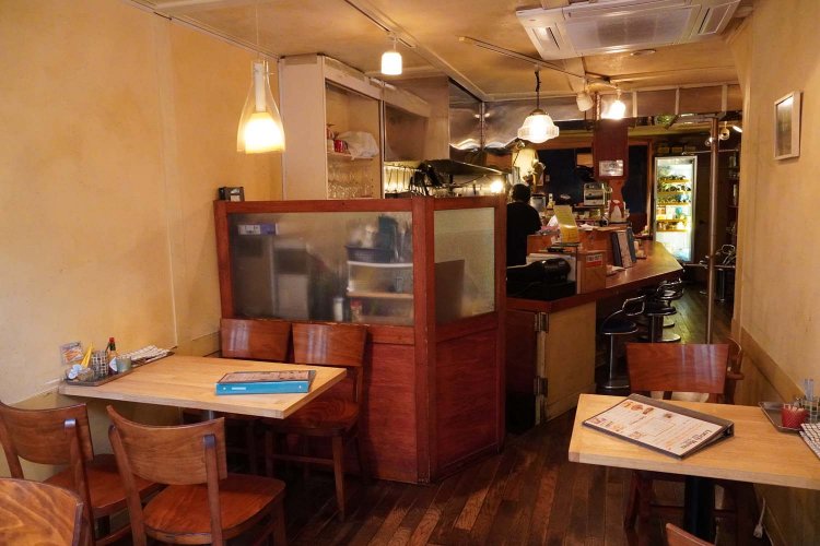 2～4名がけのテーブル席のほか、カウンター席と奥には4～8名利用できる半個室もある。