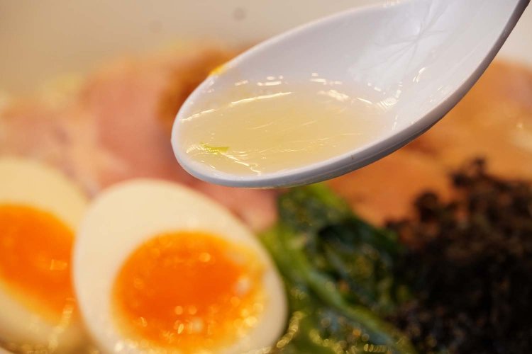 輝く黄金のような鶏スープ！見た目以上にコックリと深い味だ。