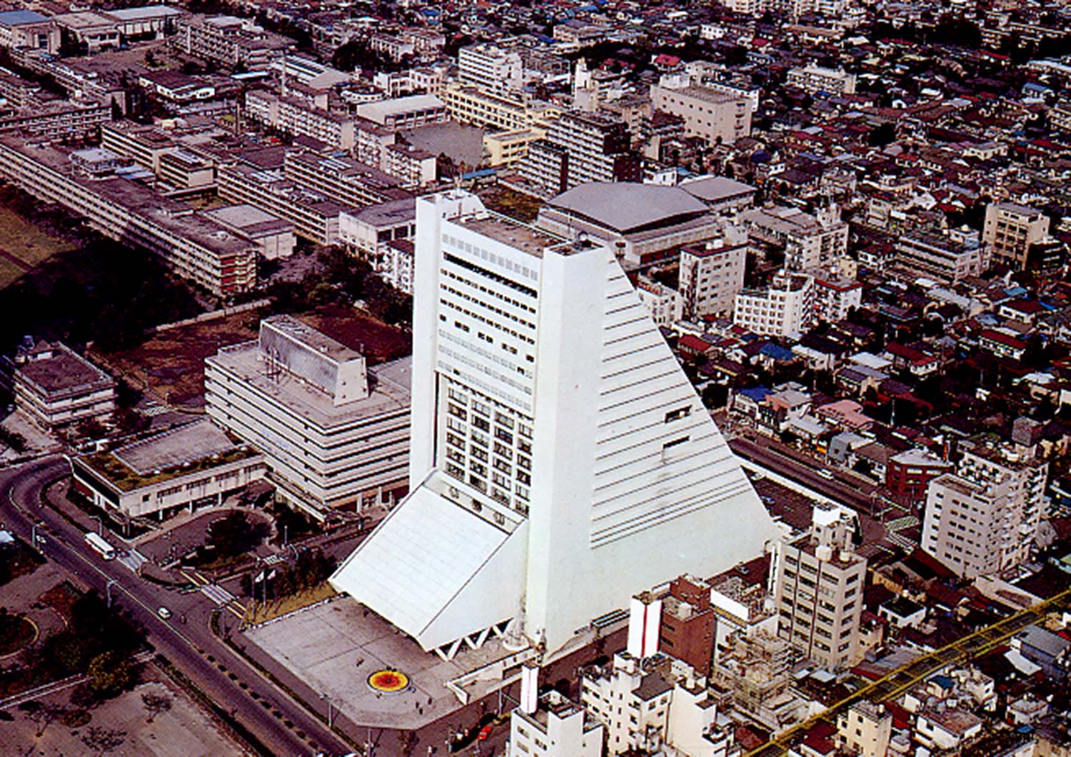 開業当時の空中写真。周囲の建物と比べると圧倒的に大きかった。