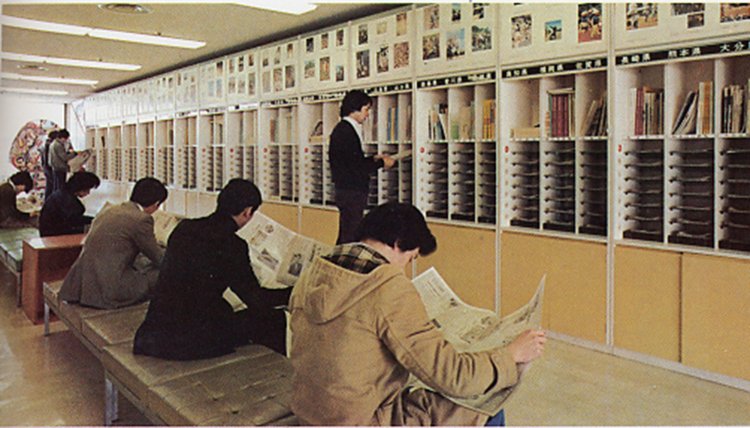 8階のヤングフロアにあった「ふるさとコーナー」。全国の地方新聞や電話帳を閲覧できた。