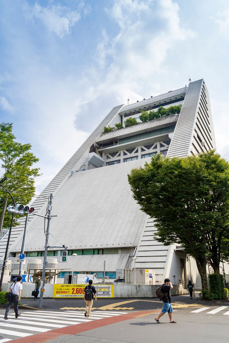 北面は壮大な斜面。下半分がホールの背面にあたる。