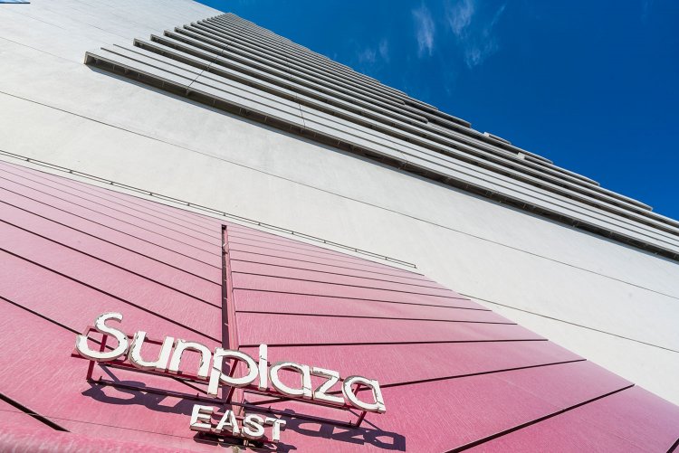 赤い三角屋根の東玄関。外壁に連続する線状の出っ張りは換気口を隠すコンクリート製のフード。