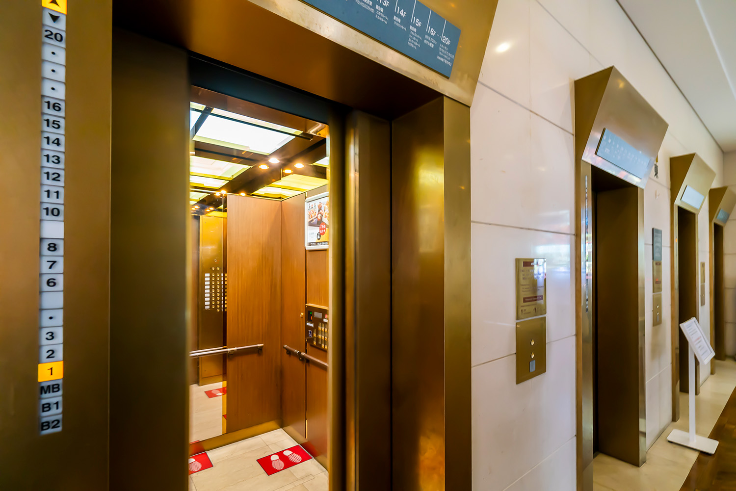 東エレベーターは金色、西エレベーターは銀色。民営化前に化粧直しした。