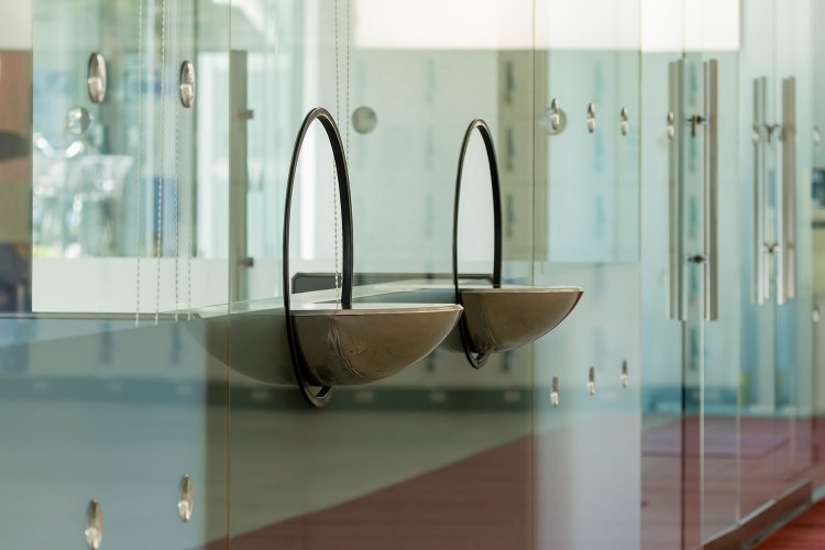 1階のチケット窓口。ガラスを丸くくり抜いた開口が70年代の流行を感じさせる。