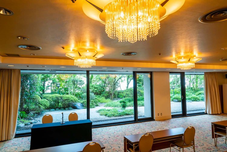 15階の宴会場「フォレスト」には緑豊かな庭園も。
