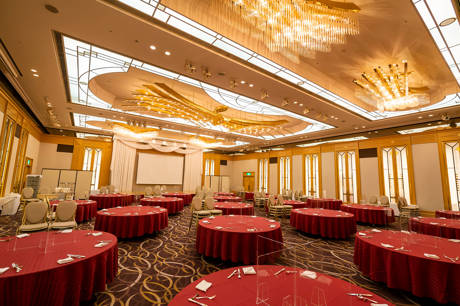 一番豪華な宴会場、13階の「コスモ」は108坪の広さ。