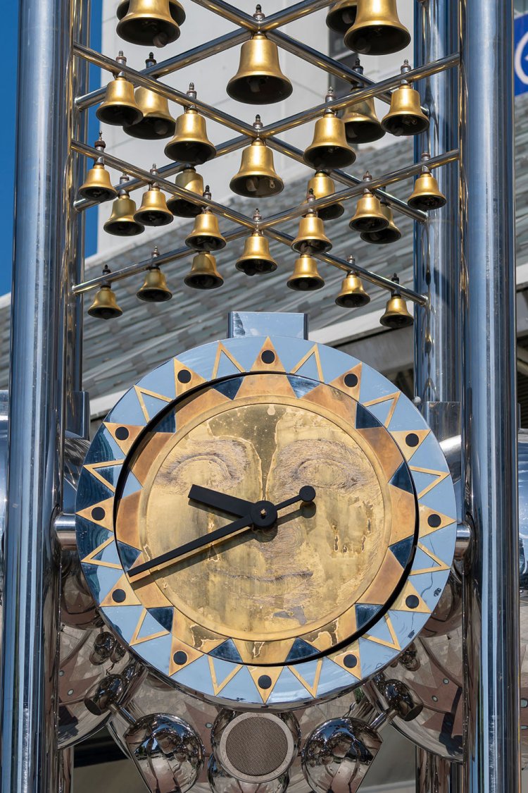 広場にあるカリヨン時計。クリスマス時期は毎時、音楽を奏でる。