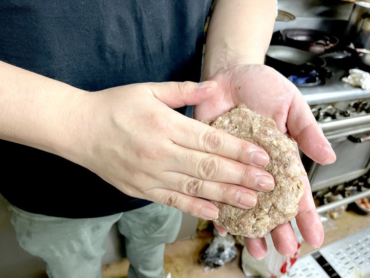 ダンさんの大きな手いっぱいのハンバーグ。