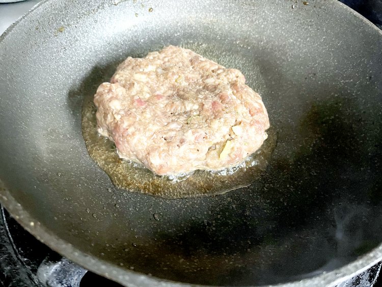 フライパンで軽く焦げ目をつけて旨みを閉じ込める。