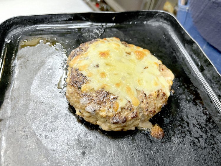 ハンバーグにチーズをのせ中までオーブンでじっくり焼く。