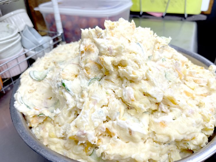 これぞ、伝家の宝刀！　み〜んな大好きな名物ポテサラは、ランチでもディナーでも人気者。