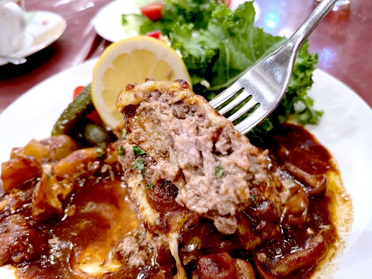 ハンバーグにフォークを入れると、肉汁が泉のごとくコンコンと湧き出す。