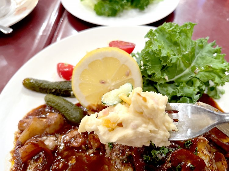 材料を聞いても到底再現できそうにない唯一無二のポテサラ。意外なものが隠し味として潜んでいるらしい。