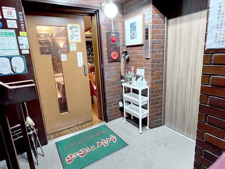 エレベーターを降りるとすぐ入り口がある。