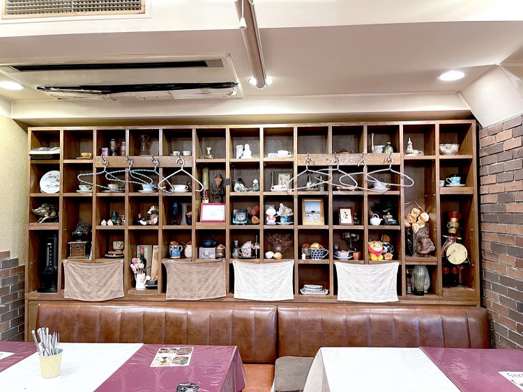 いろんなものが飾られている。お客様からのお土産やいただきものも多い。