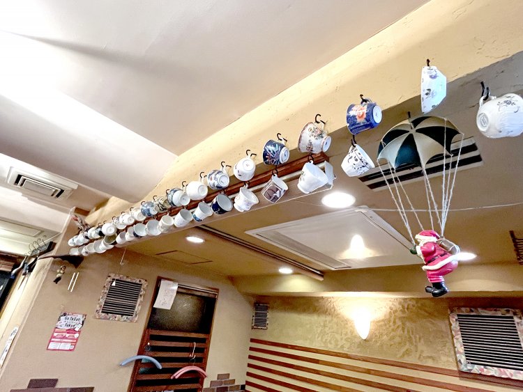 見上げるとお母さんのお気に入りのカップがズラリ。