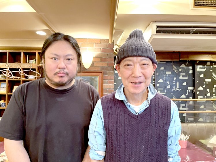 2代目店主の駒沢ダンさんとお父さんの駒沢幹夫さん。今も親子で店を賄う。