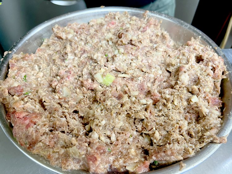 牛ミンチ100%に粗めの玉ねぎがたっぷり。